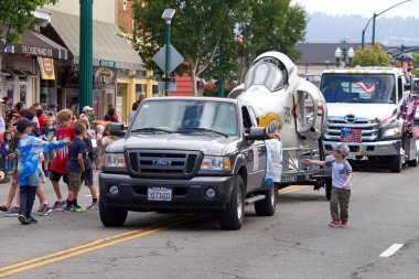 Alameda, Ca - 4 Temmuz 2018: Alameda 4 Temmuz Geçidi, ülkenin en büyük ve en uzun Bağımsızlık Günü geçit törenlerinden biridir. Uss Hornet uçağıyla kimliği belirsiz katılımcılar.