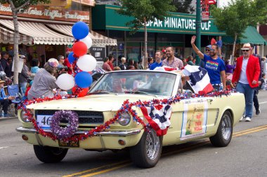 Alameda, Ca - 4 Temmuz 2018: Alameda 4 Temmuz Geçidi, ülkenin en büyük ve en uzun Bağımsızlık Günü geçit törenlerinden biridir. 2018 geçit töreninin kimliği belirsiz katılımcıları.