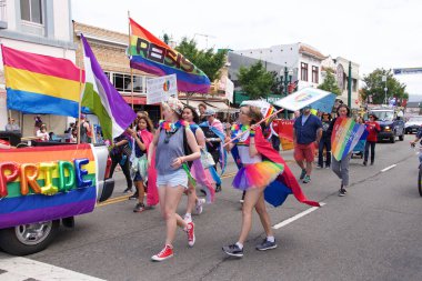 Alameda, Ca - 4 Temmuz 2018: Alameda 4 Temmuz Geçidi, ülkenin en büyük ve en uzun Bağımsızlık Günü geçit törenlerinden biridir. 2018 geçit töreninin kimliği belirsiz katılımcıları.