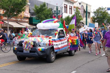 Alameda, Ca - 4 Temmuz 2018: Alameda 4 Temmuz Geçidi, ülkenin en büyük ve en uzun Bağımsızlık Günü geçit törenlerinden biridir. 2018 geçit töreninin kimliği belirsiz katılımcıları.