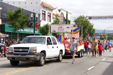 Alameda, Ca - 4 Temmuz 2018: Alameda 4 Temmuz Geçidi, ülkenin en büyük ve en uzun Bağımsızlık Günü geçit törenlerinden biridir. 2018 geçit töreninin kimliği belirsiz katılımcıları.