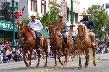Alameda, Ca - 4 Temmuz 2018: Alameda 4 Temmuz Geçidi, ülkenin en büyük ve en uzun Bağımsızlık Günü geçit törenlerinden biridir. 2018 geçit töreninde ata binen kimliği belirsiz katılımcılar.