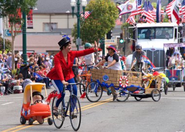 Alameda, Ca - 4 Temmuz 2018: Alameda 4 Temmuz Geçidi, ülkenin en büyük ve en uzun Bağımsızlık Günü geçit törenlerinden biridir. 2018 geçit töreninde bisiklet süren kimliği belirsiz katılımcılar.