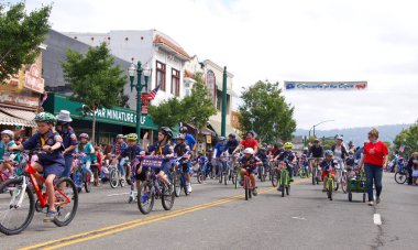 Alameda, Ca - 4 Temmuz 2018: Alameda 4 Temmuz Geçidi, ülkenin en büyük ve en uzun Bağımsızlık Günü geçit törenlerinden biridir. 2018 geçit töreninde bisiklet süren kimliği belirsiz katılımcılar.