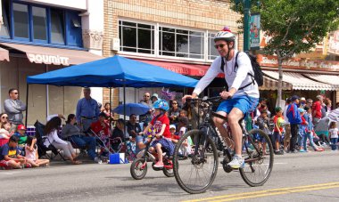 Alameda, Ca - 4 Temmuz 2018: Alameda 4 Temmuz Geçidi, ülkenin en büyük ve en uzun Bağımsızlık Günü geçit törenlerinden biridir. 2018 geçit töreninde bisiklet süren kimliği belirsiz katılımcılar.