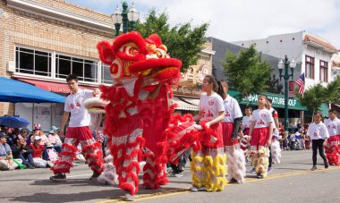 Alameda, Ca - 4 Temmuz 2018: Alameda 4 Temmuz Geçidi, ülkenin en büyük ve en uzun Bağımsızlık Günü geçit törenlerinden biridir. 2018 geçit töreninin kimliği belirsiz katılımcıları.