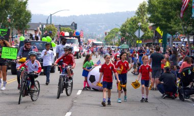 Alameda, Ca - 4 Temmuz 2018: Alameda 4 Temmuz Geçidi, ülkenin en büyük ve en uzun Bağımsızlık Günü geçit törenlerinden biridir. 2018 geçit töreninin kimliği belirsiz katılımcıları.