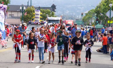 Alameda, Ca - 4 Temmuz 2018: Alameda 4 Temmuz Geçidi, ülkenin en büyük ve en uzun Bağımsızlık Günü geçit törenlerinden biridir. 2018 geçit töreninin kimliği belirsiz katılımcıları.