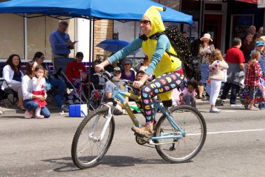 Alameda, Ca - 4 Temmuz 2018: Alameda 4 Temmuz Geçidi, ülkenin en büyük ve en uzun Bağımsızlık Günü geçit törenlerinden biridir. 2018 geçit töreninde bisiklet süren kimliği belirsiz katılımcılar.