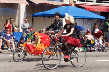 Alameda, Ca - 4 Temmuz 2018: Alameda 4 Temmuz Geçidi, ülkenin en büyük ve en uzun Bağımsızlık Günü geçit törenlerinden biridir. 2018 geçit töreninde bisiklet süren kimliği belirsiz katılımcılar.