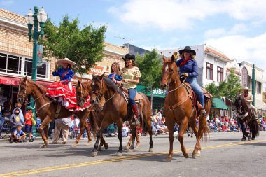 Alameda, Ca - 4 Temmuz 2018: Alameda 4 Temmuz Geçidi, ülkenin en büyük ve en uzun Bağımsızlık Günü geçit törenlerinden biridir. 2018 geçit töreninde ata binen kimliği belirsiz katılımcılar.
