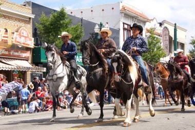 Alameda, Ca - 4 Temmuz 2018: Alameda 4 Temmuz Geçidi, ülkenin en büyük ve en uzun Bağımsızlık Günü geçit törenlerinden biridir. 2018 geçit töreninde ata binen kimliği belirsiz katılımcılar.