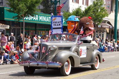 Alameda, Ca - 4 Temmuz 2018: Alameda 4 Temmuz Geçidi, ülkenin en büyük ve en uzun Bağımsızlık Günü geçit törenlerinden biridir. 2018 geçit töreninin kimliği belirsiz katılımcıları.