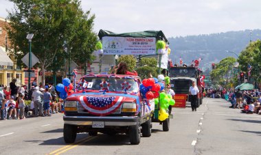 Alameda, Ca - 4 Temmuz 2018: Alameda 4 Temmuz Geçidi, ülkenin en büyük ve en uzun Bağımsızlık Günü geçit törenlerinden biridir. 2018 geçit töreninin kimliği belirsiz katılımcıları.