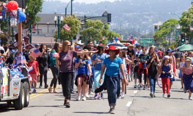 Alameda, Ca - 4 Temmuz 2018: Alameda 4 Temmuz Geçidi, ülkenin en büyük ve en uzun Bağımsızlık Günü geçit törenlerinden biridir. 2018 geçit töreninin kimliği belirsiz katılımcıları.