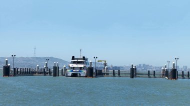 Alameda, Ca - 10 Temmuz 2018: Su Acil Taşımacılık İdaresi operasyonları ve feribot bakım merkezi, Wetas merkez San Francisco Körfezi feribot filosunun gelecekteki evi. Suya bak.. 