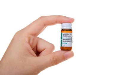 Alameda, Ca - 23 Temmuz 2018: küçük bir şişe nitrogliserin alt dil tableti, qty 25. Son kullanma tarihine kadar şişe iyi ya da açıldıktan 6 ay sonra. Küçük şişe atıkları azaltır..