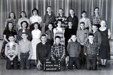 Metaline Falls, Wa - 1958: Mary (Mae) Keron Drury ile sınıf fotoğrafı.