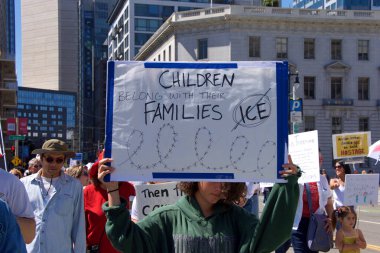 San Francisco, Ca - 30 Haziran 2018: Binlerce protestocu, Trump 'ın 