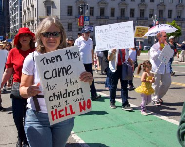 San Francisco, Ca - 30 Haziran 2018: Binlerce protestocu, Trump 'ın 