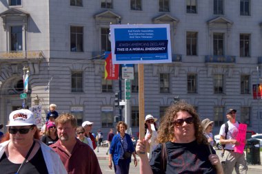 San Francisco, Ca - 30 Haziran 2018: Binlerce protestocu, Trump 'ın 