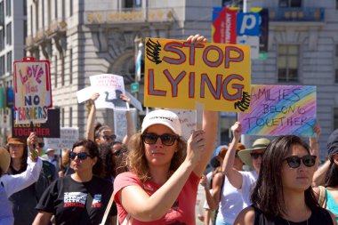 San Francisco, Ca - 30 Haziran 2018: Binlerce protestocu, Trump 'ın 