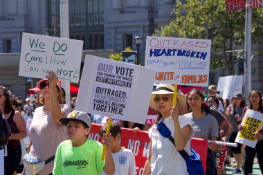 San Francisco, Ca - 30 Haziran 2018: Binlerce protestocu, Trump 'ın 