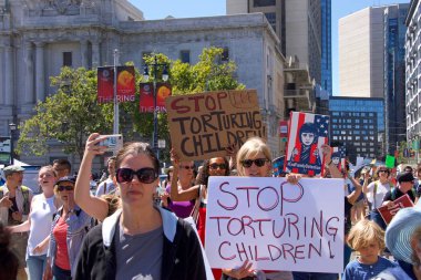 San Francisco, Ca - 30 Haziran 2018: Binlerce protestocu, Trump 'ın 