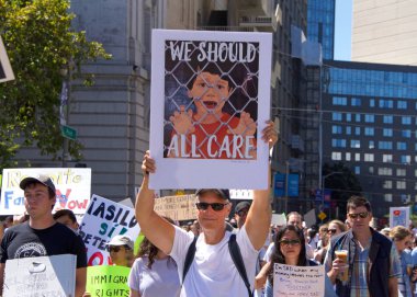 San Francisco, Ca - 30 Haziran 2018: Binlerce protestocu, Trump 'ın 