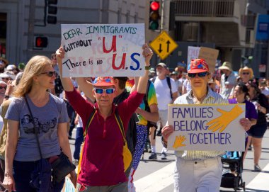San Francisco, Ca - 30 Haziran 2018: Binlerce protestocu, Trump 'ın 