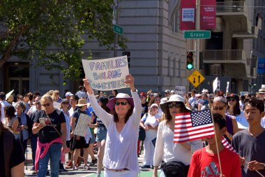 San Francisco, Ca - 30 Haziran 2018: Binlerce protestocu, Trump 'ın 