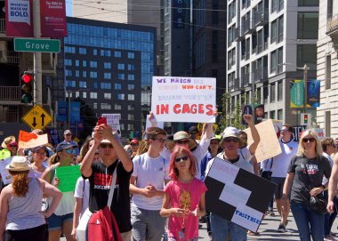 San Francisco, Ca - 30 Haziran 2018: Binlerce protestocu, Trump 'ın 