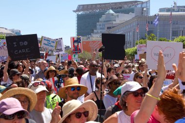 San Francisco, Ca - 30 Haziran 2018: Binlerce protestocu, Trump 'ın 