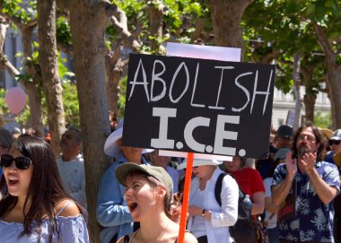 San Francisco, Ca - 30 Haziran 2018: Binlerce protestocu, Trump 'ın 