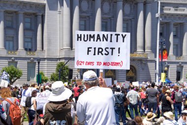 San Francisco, Ca - 30 Haziran 2018: Binlerce protestocu, Trump 'ın 