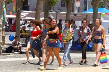 San Francisco, Ca - 23 Haziran 2018: Lgbtq Topluluğunun en büyük toplantılarından biri olan San Francisco Pride 'ın müttefikleri. Bu yılın teması 