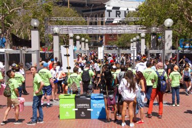 San Francisco, Ca - 23 Haziran 2018: Lgbtq Topluluğunun en büyük toplantılarından biri olan San Francisco Pride 'ın müttefikleri. Festivale girmek için güvenlik kontrol noktası.