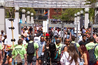 San Francisco, Ca - 23 Haziran 2018: Lgbtq Topluluğunun en büyük toplantılarından biri olan San Francisco Pride 'ın müttefikleri. Festivale girmek için güvenlik kontrol noktası.