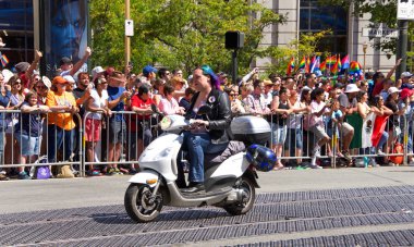 San Francisco, Ca - 24 Haziran 2018: Bu yıl 280 'den fazla birliğe ev sahipliği yapan dünyanın en eski ve en büyük Lgbtqia geçit törenlerinden biri olan 48..