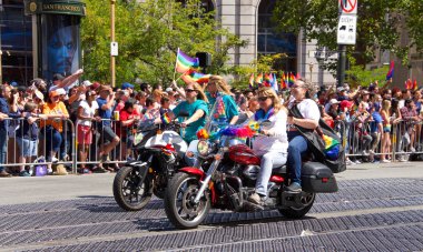 San Francisco, Ca - 24 Haziran 2018: Bu yıl 280 'den fazla birliğe ev sahipliği yapan dünyanın en eski ve en büyük Lgbtqia geçit törenlerinden biri olan 48..