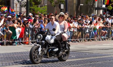 San Francisco, Ca - 24 Haziran 2018: Bu yıl 280 'den fazla birliğe ev sahipliği yapan dünyanın en eski ve en büyük Lgbtqia geçit törenlerinden biri olan 48..