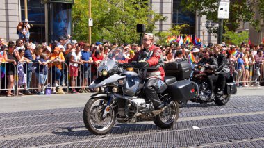 San Francisco, Ca - 24 Haziran 2018: Bu yıl 280 'den fazla birliğe ev sahipliği yapan dünyanın en eski ve en büyük Lgbtqia geçit törenlerinden biri olan 48..