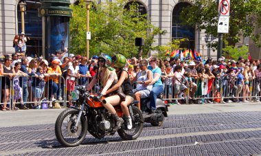 San Francisco, Ca - 24 Haziran 2018: Bu yıl 280 'den fazla birliğe ev sahipliği yapan dünyanın en eski ve en büyük Lgbtqia geçit törenlerinden biri olan 48..
