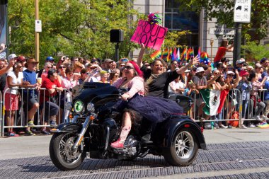 San Francisco, Ca - 24 Haziran 2018: Bu yıl 280 'den fazla birliğe ev sahipliği yapan dünyanın en eski ve en büyük Lgbtqia geçit törenlerinden biri olan 48..