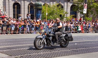 San Francisco, Ca - 24 Haziran 2018: Bu yıl 280 'den fazla birliğe ev sahipliği yapan dünyanın en eski ve en büyük Lgbtqia geçit törenlerinden biri olan 48..