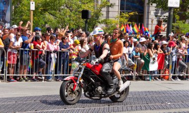 San Francisco, Ca - 24 Haziran 2018: Bu yıl 280 'den fazla birliğe ev sahipliği yapan dünyanın en eski ve en büyük Lgbtqia geçit törenlerinden biri olan 48..