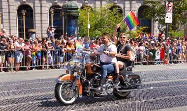 San Francisco, Ca - 24 Haziran 2018: Bu yıl 280 'den fazla birliğe ev sahipliği yapan dünyanın en eski ve en büyük Lgbtqia geçit törenlerinden biri olan 48..
