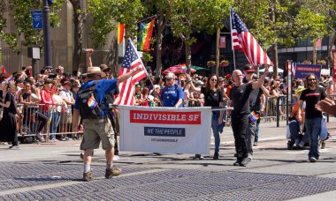 San Francisco, Ca - 24 Haziran 2018: Bu yıl 280 'den fazla birliğe ev sahipliği yapan dünyanın en eski ve en büyük Lgbtqia geçit törenlerinden biri olan 48..