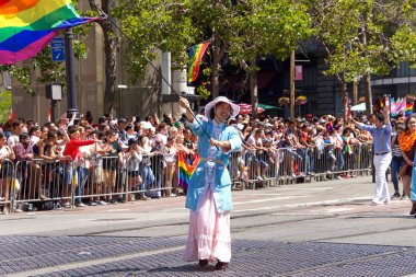 San Francisco, Ca - 24 Haziran 2018: Bu yıl 280 'den fazla birliğe ev sahipliği yapan dünyanın en eski ve en büyük Lgbtqia geçit törenlerinden biri olan 48..