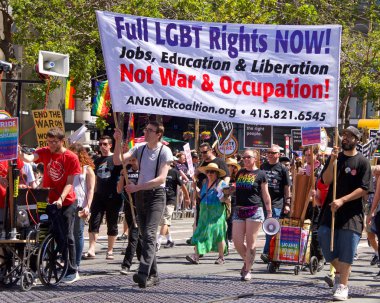 San Francisco, Ca - 24 Haziran 2018: Bu yıl 280 'den fazla birliğe ev sahipliği yapan dünyanın en eski ve en büyük Lgbtqia geçit törenlerinden biri olan 48..